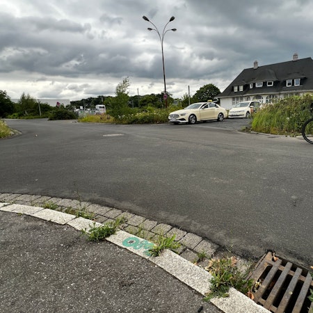 Ein Radfahrer fährt über einen Platz.