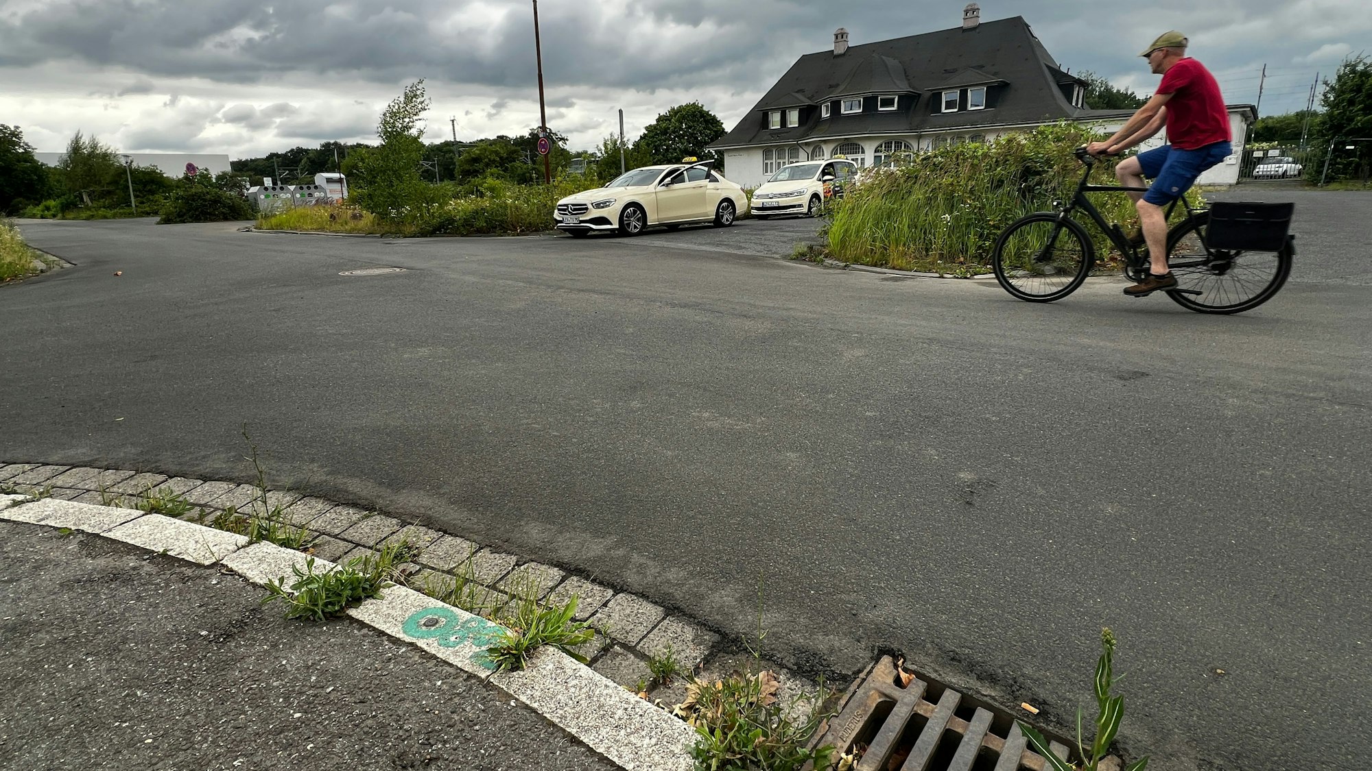Ein Radfahrer fährt über einen Platz.
