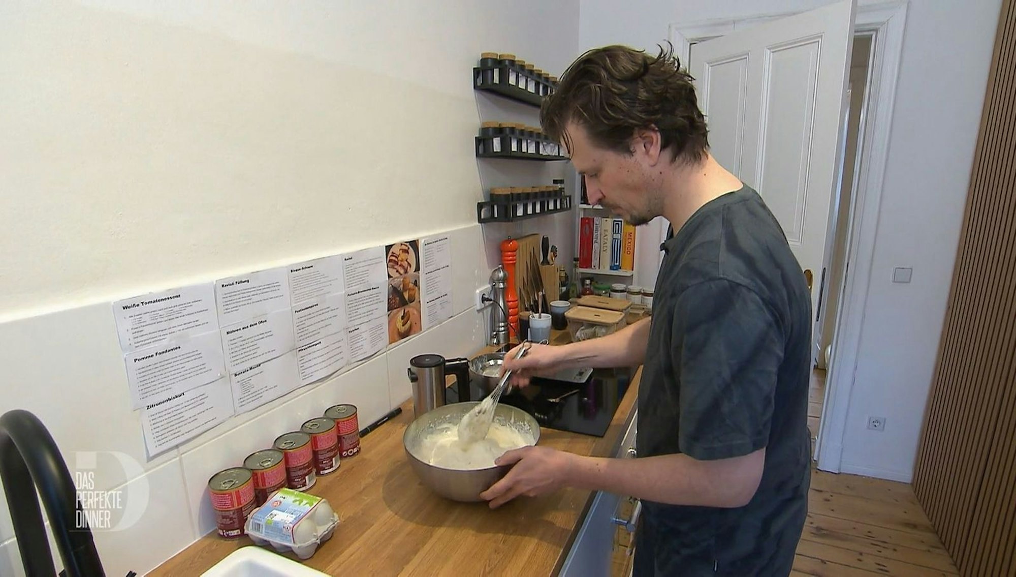 Der Ravioliteig bleibt einfarbig: Beim Pasta-Design muss Mato Kompromisse machen. (Bild: RTL)