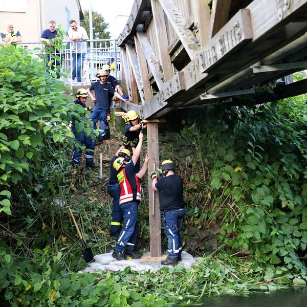 Das Technisches Hilfswerk (THW) Bergisch Gladbach stützt die marode Brücke ab.