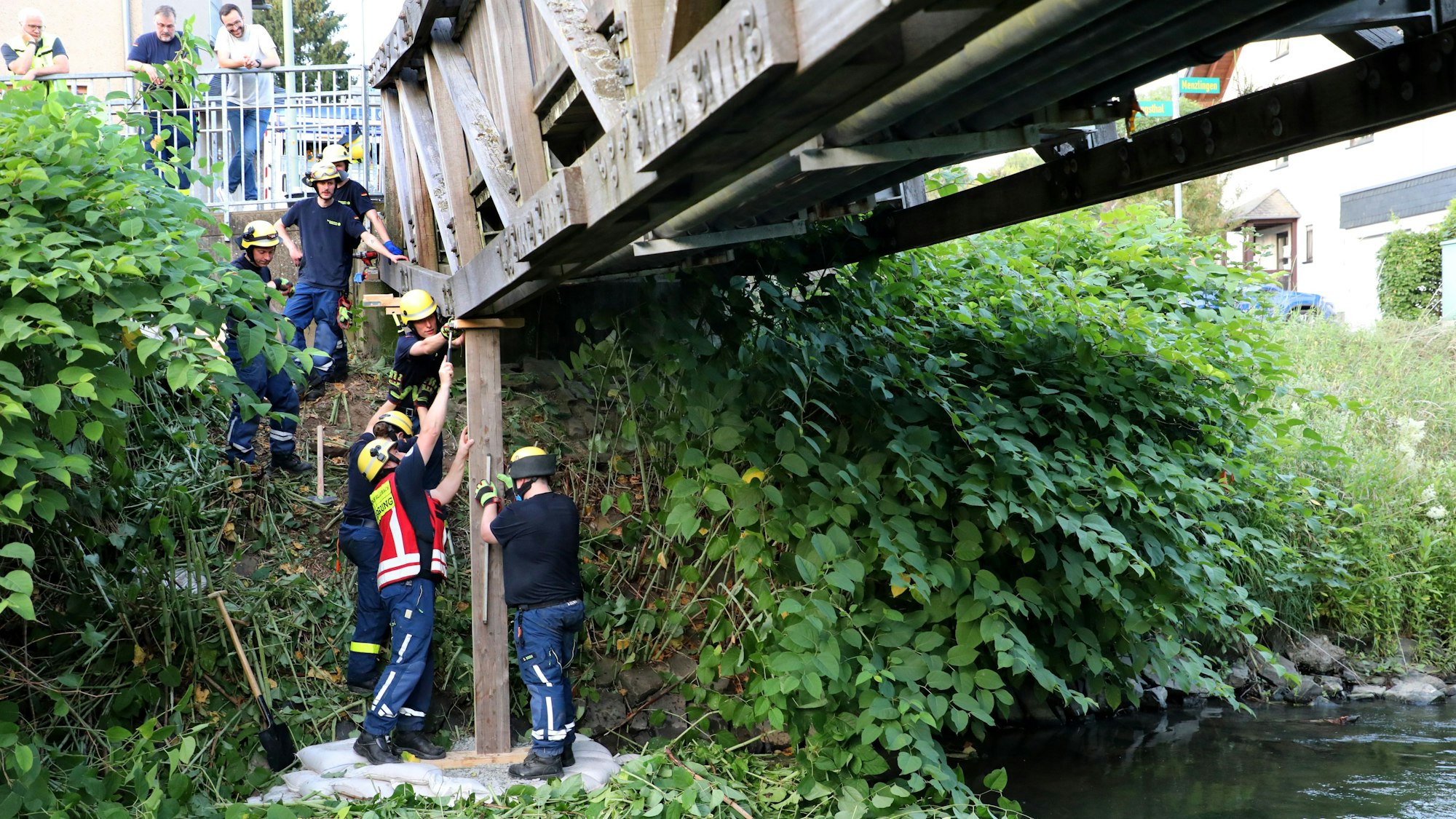 Das Technisches Hilfswerk (THW) Bergisch Gladbach stützt die marode Brücke ab.