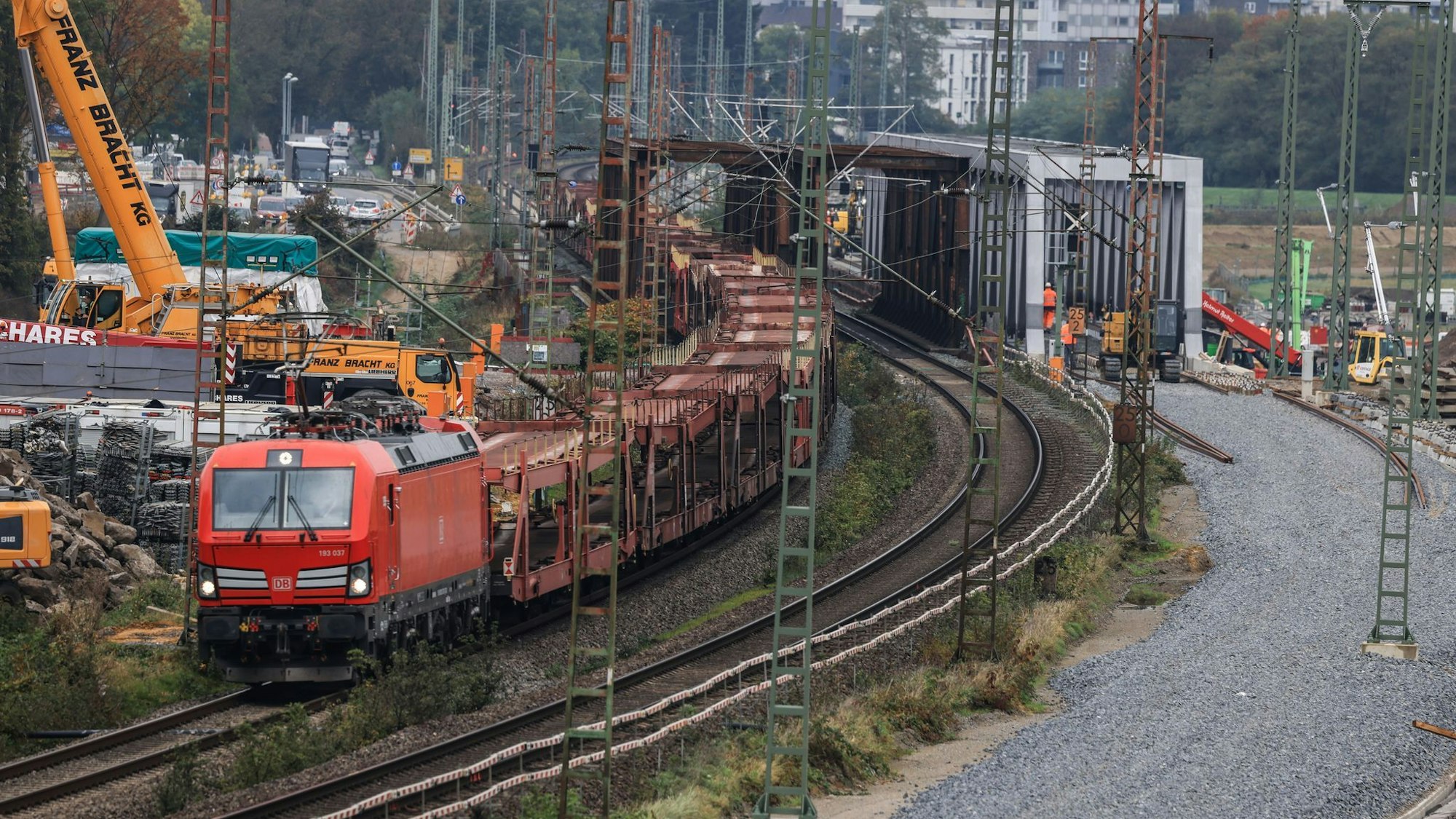 Am Niederrhein baut die Bahn an einer der wichtigsten Güterstrecken in Europa - das hat Folgen für Pendler und die Industrie in der Region. (Archivbild)