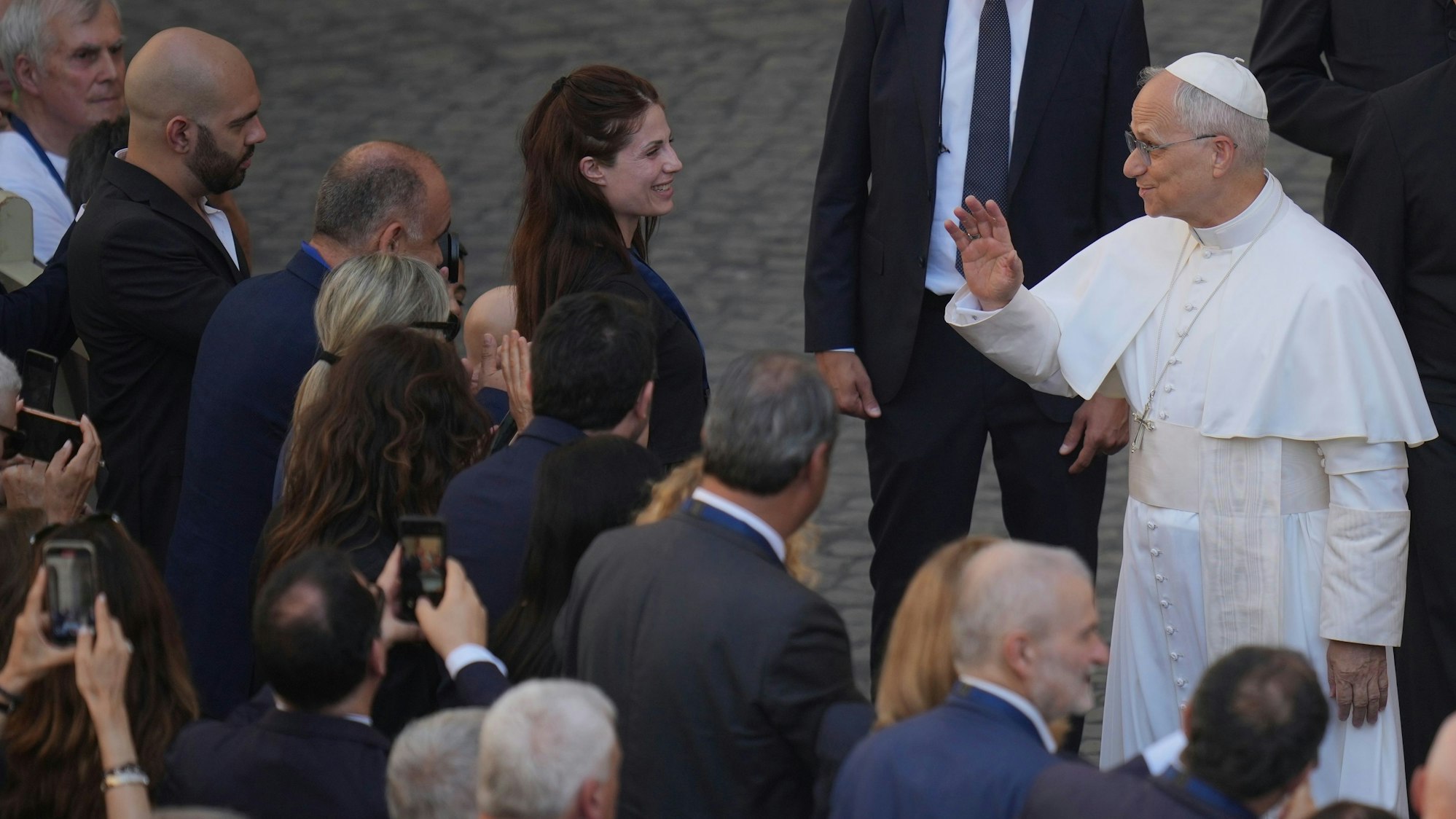 Papst Leo XIV. trifft im Hof von St. Damasus im Vatikan ein, um sich mit den Teilnehmern des Internationalen Tages gegen Drogenmissbrauch und illegalen Handels zu treffen.