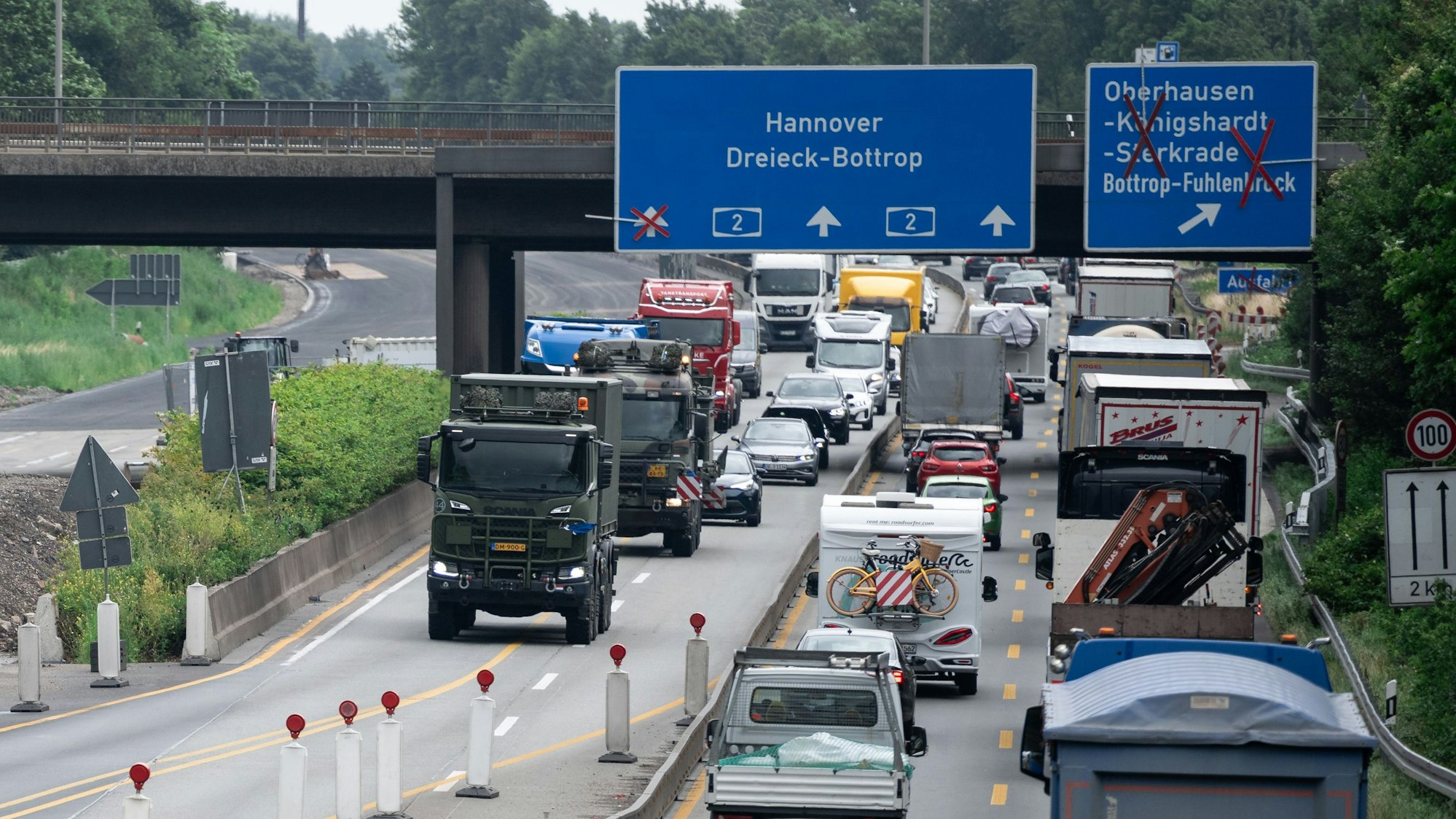 Zwei Militärfahrzeuge, die zu einer Kolonne gehören, fahren auf der Autobahn A2 auf der Höhe von Oberhausen.