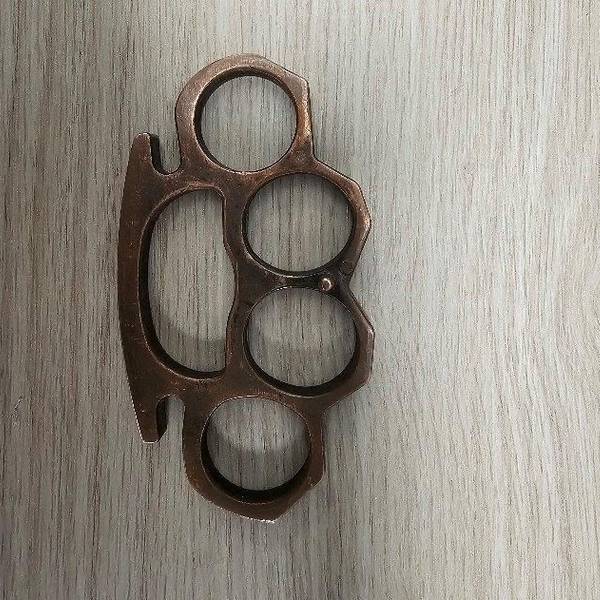 Sichergestellter Schlagring bei Luftsicherheitskontrolle am Flughafen Köln/Bonn