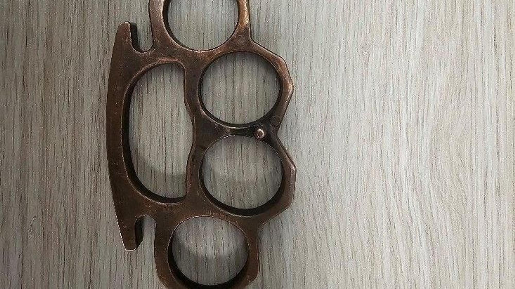 Sichergestellter Schlagring bei Luftsicherheitskontrolle am Flughafen Köln/Bonn