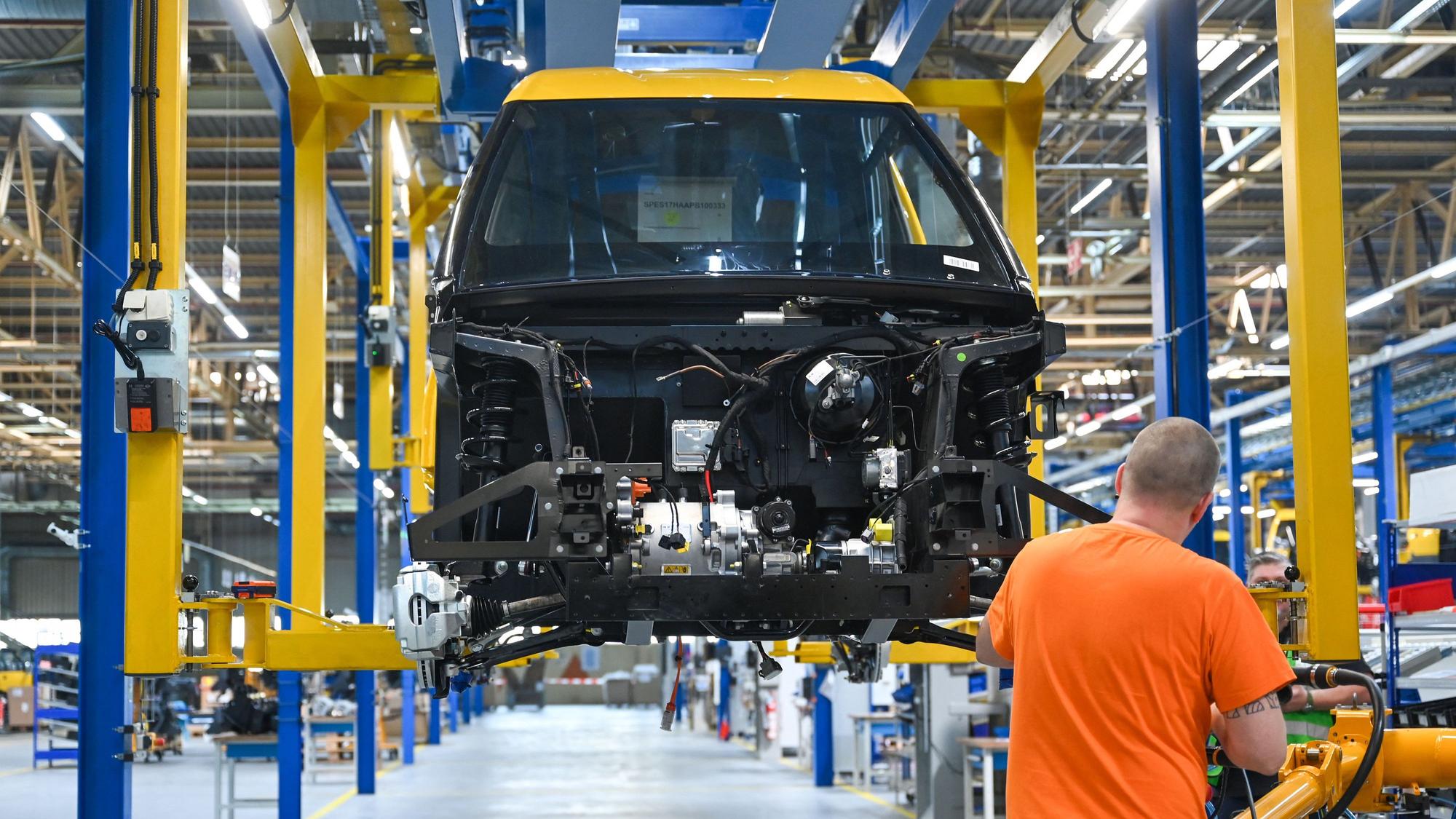 Im Jahr 2023 arbeitet ein Beschäftigter von Neapco im Dürener Werk an der Produktionsstraße.