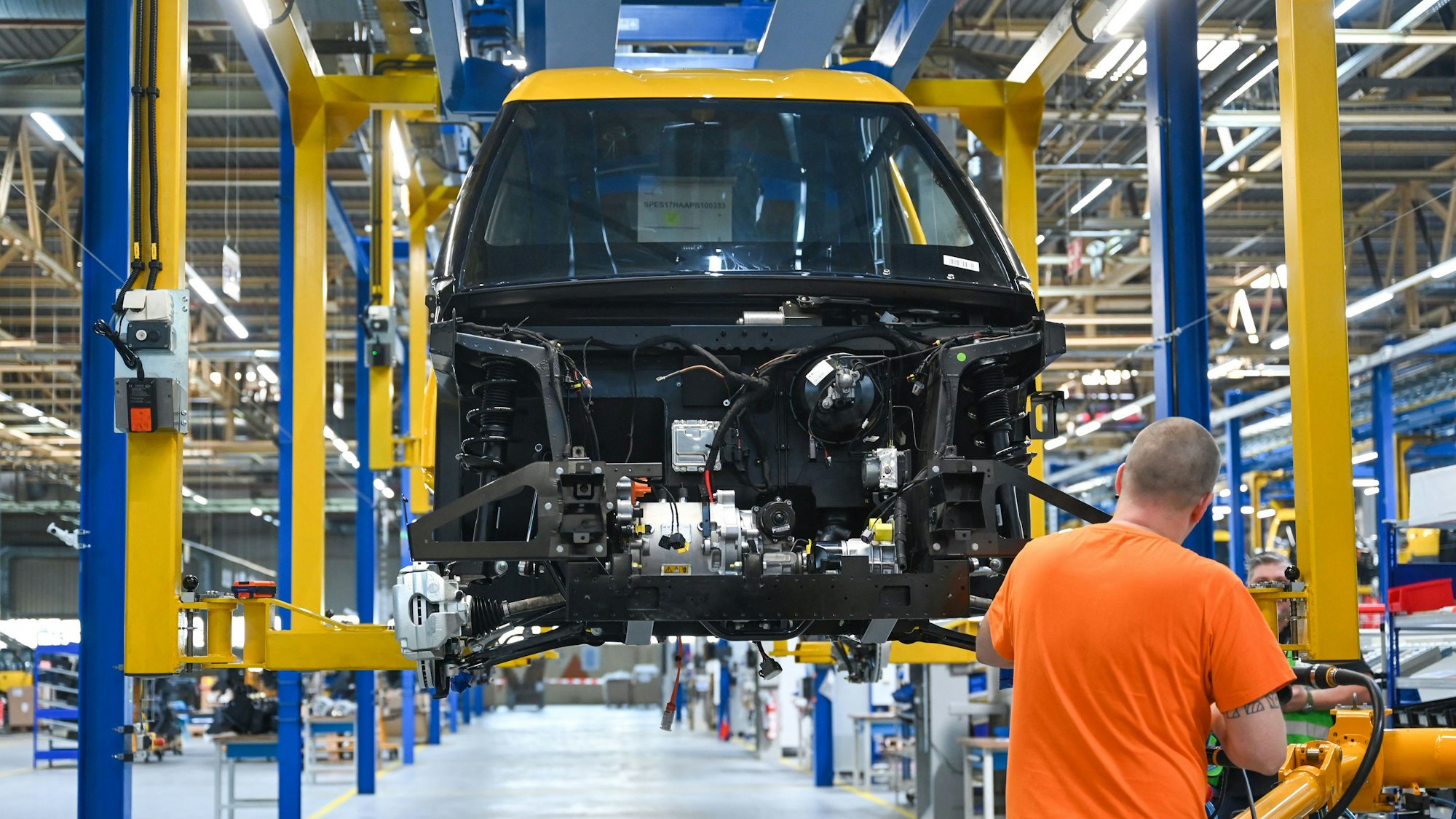 Im Jahr 2023 arbeitet ein Beschäftigter von Neapco im Dürener Werk an der Produktionsstraße.