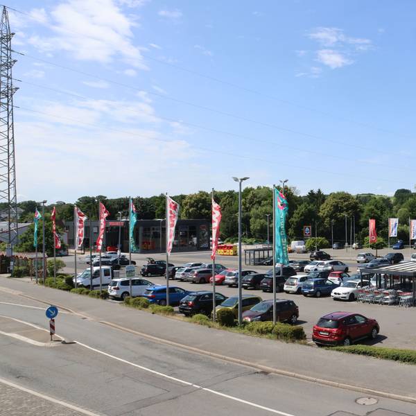 Sechs Lebensmittelmärkte und Fachgeschäfte sind am Raabeweg in Waldbröl ansässig. Der Parkplatz in ihrer Mitte soll so bald wie möglich von einer riesigen Photovoltaik-Anlage überspannt werden.