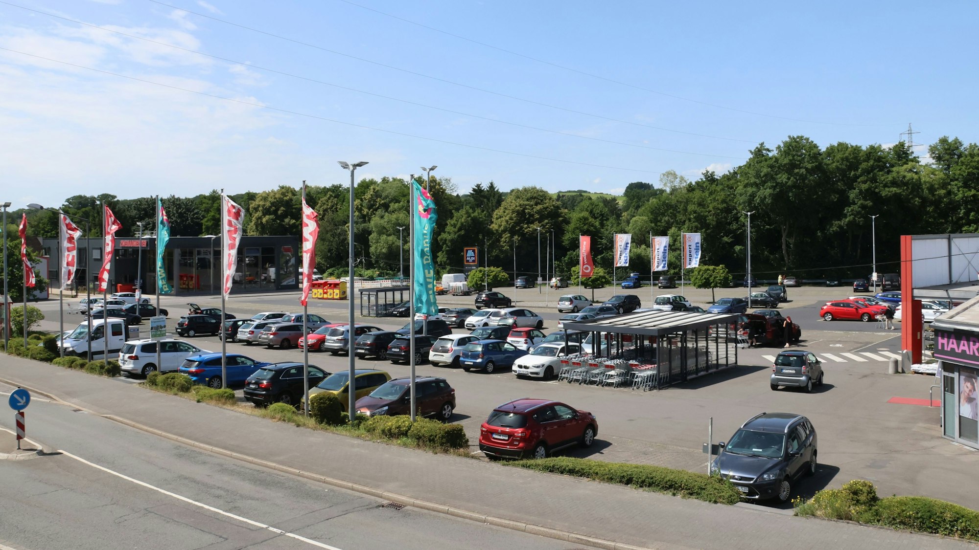 Sechs Lebensmittelmärkte und Fachgeschäfte sind am Raabeweg in Waldbröl ansässig. Der Parkplatz in ihrer Mitte soll so bald wie möglich von einer riesigen Photovoltaik-Anlage überspannt werden.