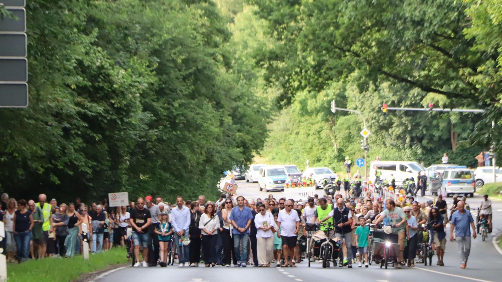 Laut Polizei waren etwa 500 Menschen gekommen, um an die Unfallopfer auf der Frechener Straße und aus dem ganzen Rhein-Erft-Kreis zu gedenken. Im Schweigemarsch zogen sie über die Frechener Straße.