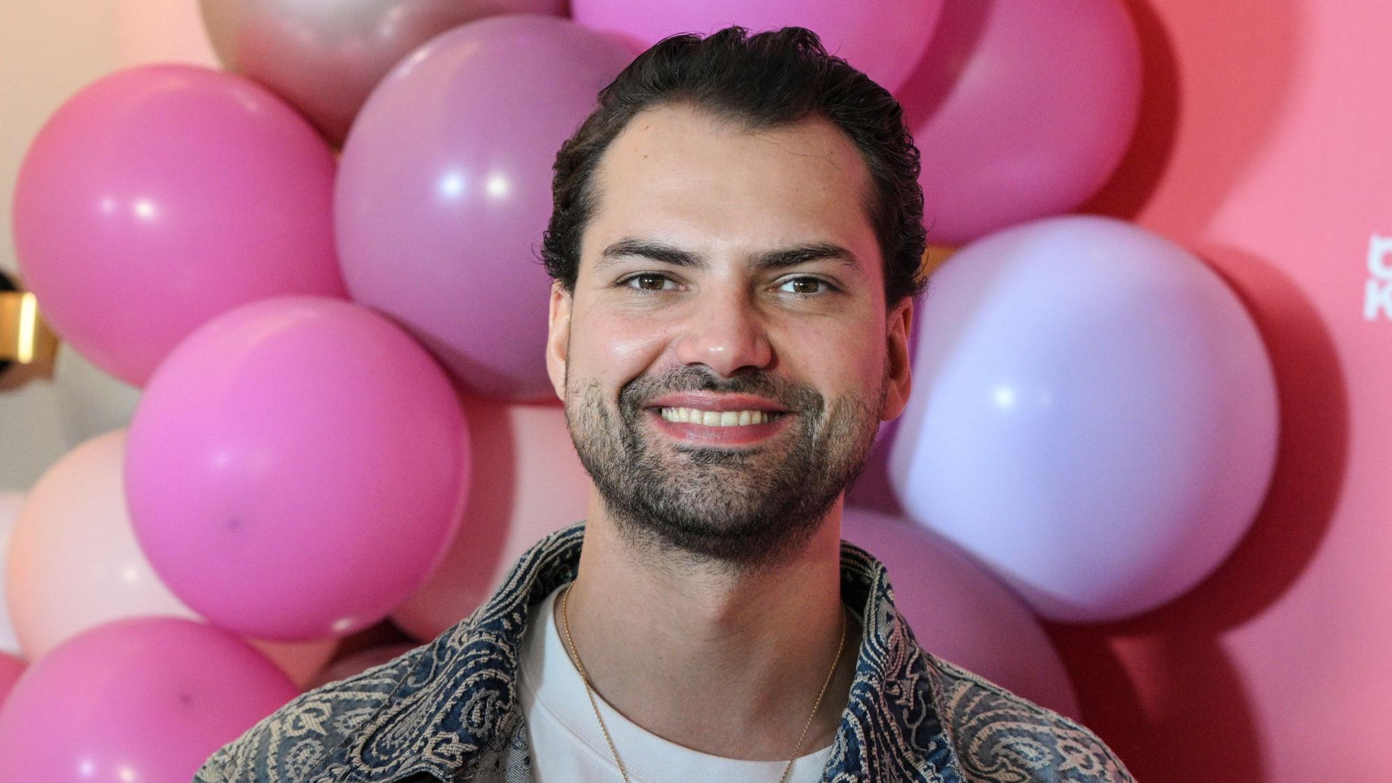 ARCHIV - 20.03.2025, Berlin: Jimi Blue Ochsenknecht bei einem Pressetermin zur 4. Staffel "Diese Ochsenknechts“, die ab 25. März bei Sky/WOW zu sehen ist. (zu dpa: «Jimi Blue Ochsenknecht am Hamburger Flughafen festgenommen») Foto: Jens Kalaene/dpa +++ dpa-Bildfunk +++