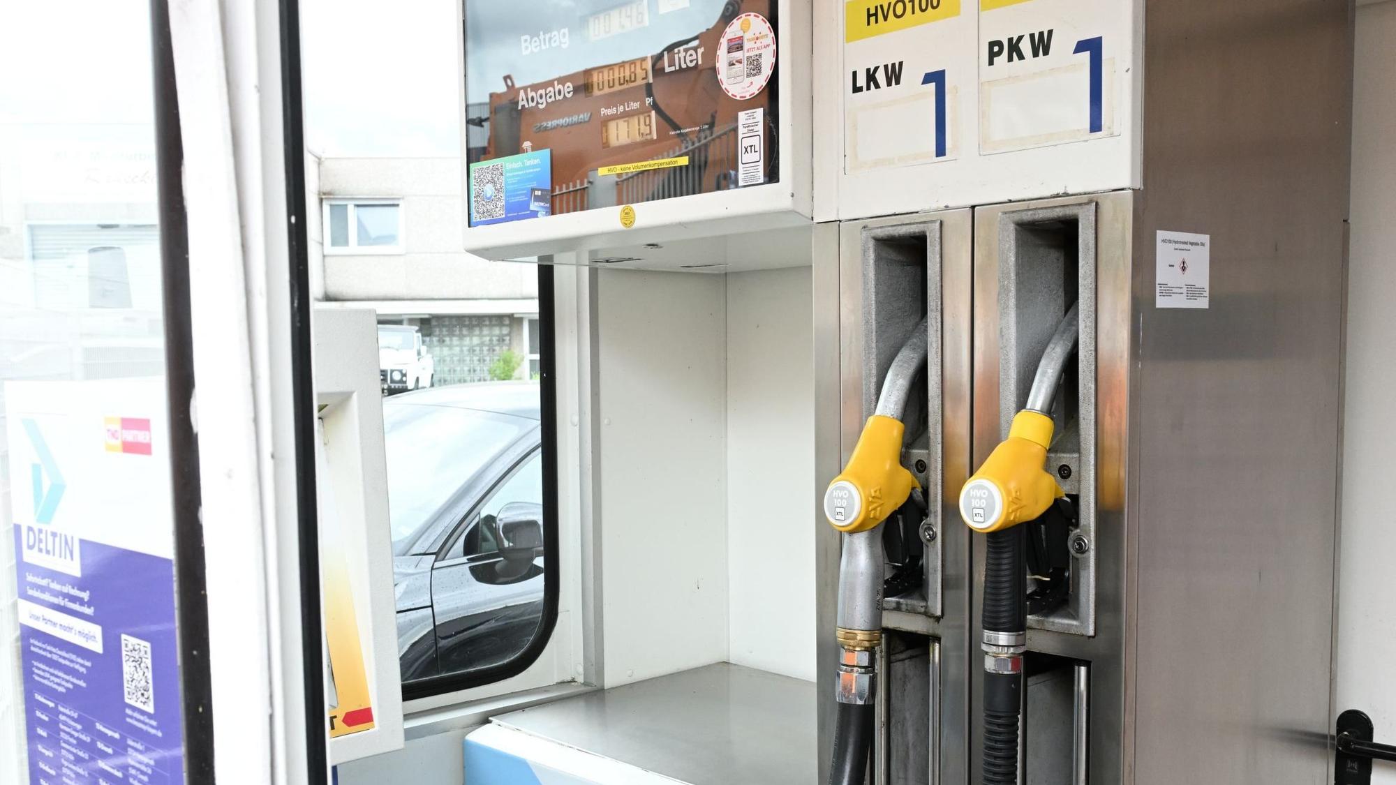 Zwei Zapfsäulen für Pkw und Lkw hängen nebeneinander.