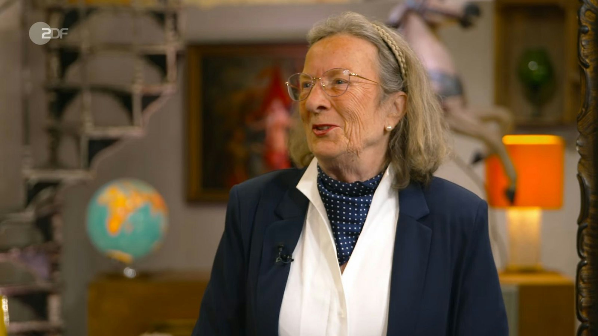 Wie Verkäuferin Ulrike erklärt, war das Gemälde vor ihr im Besitz ihrer Schwester, zuvor bei einer anderen Verwandten. (Bild: ZDF)