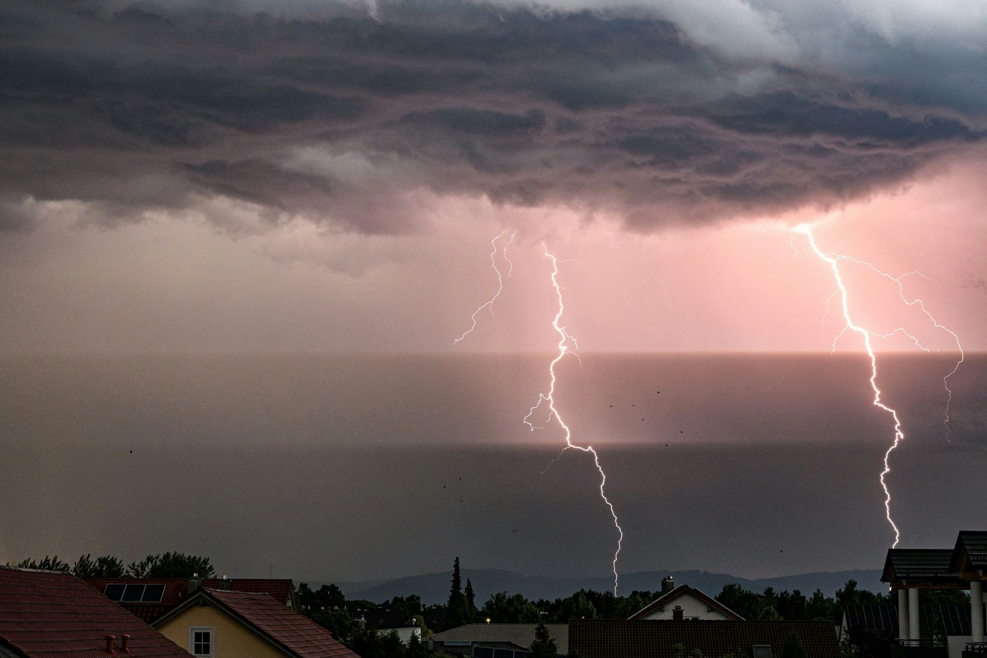 Schutz suchen: Das Bundesamt für Bevölkerungsschutz und Katastrophenhilfe rät, sich bei Gewitter und Sturm in einem stabilen Gebäude aufzuhalten.