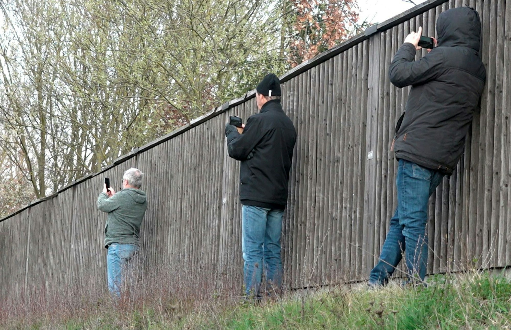 Vorfälle, in denen Gaffer Rettungseinsätze behindern, haben in NRW zugenommen. (Symbolbild)