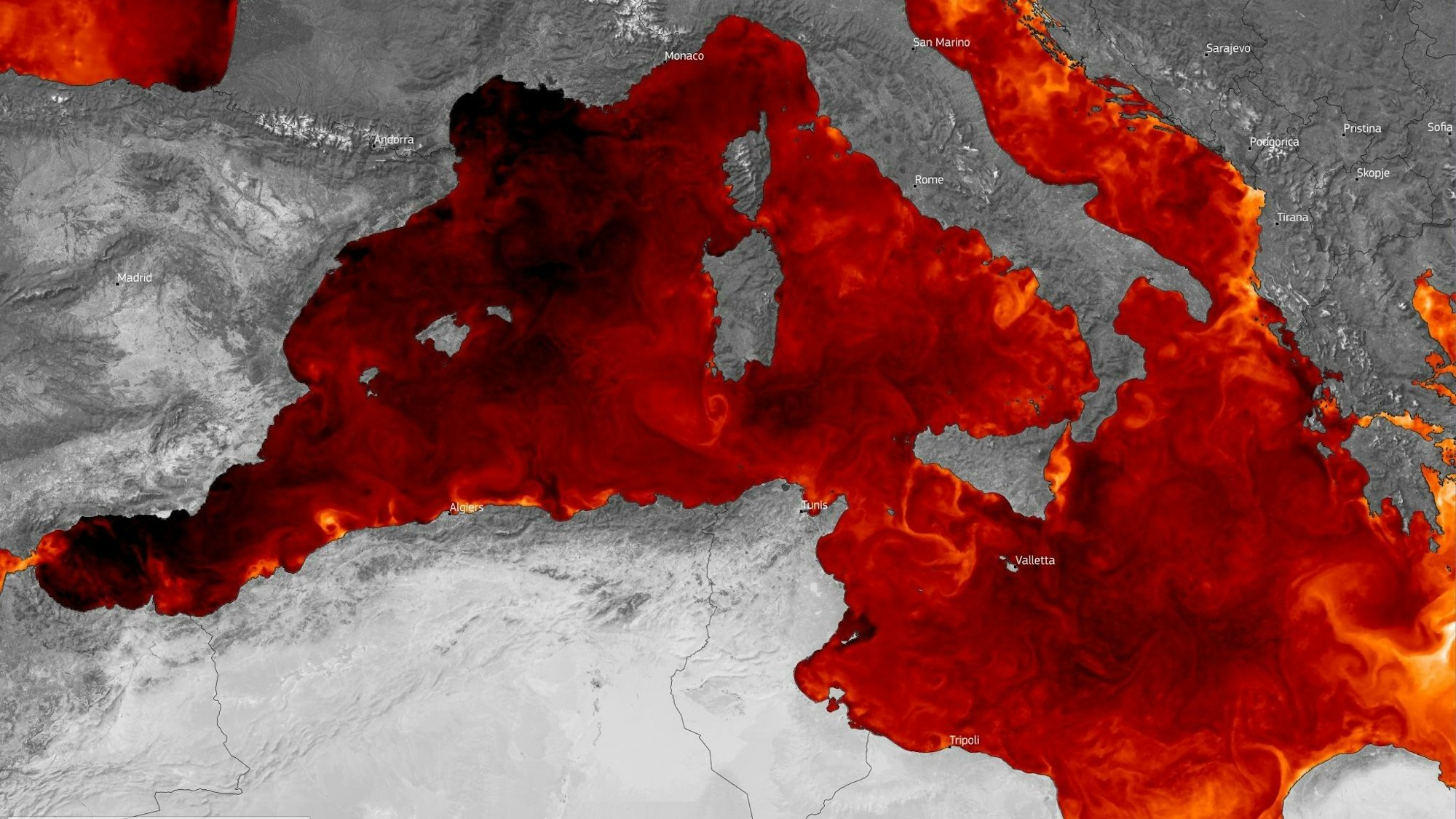 Grund für die Hitzewellen sind die hohen Temperaturen des Mittelmeers, erklärt Meteorologe Karsten Schwanke. Die Karte zeigt die Abweichung der aktuellen Meereswerte im Vergleich zum langjährigen Mittel, teilweise sind es bis zu fünf Grad mehr.