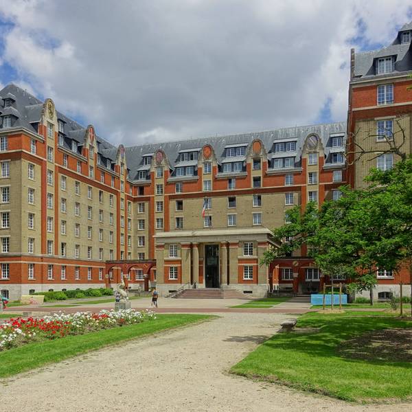 Die Cité Internationale Universitaire de Paris ist eine 1925 gegründete, im 14. Arrondissement von Paris gelegene internationale Studentensiedlung. Sie beherbergt jährlich etwa 10.000 Studenten.