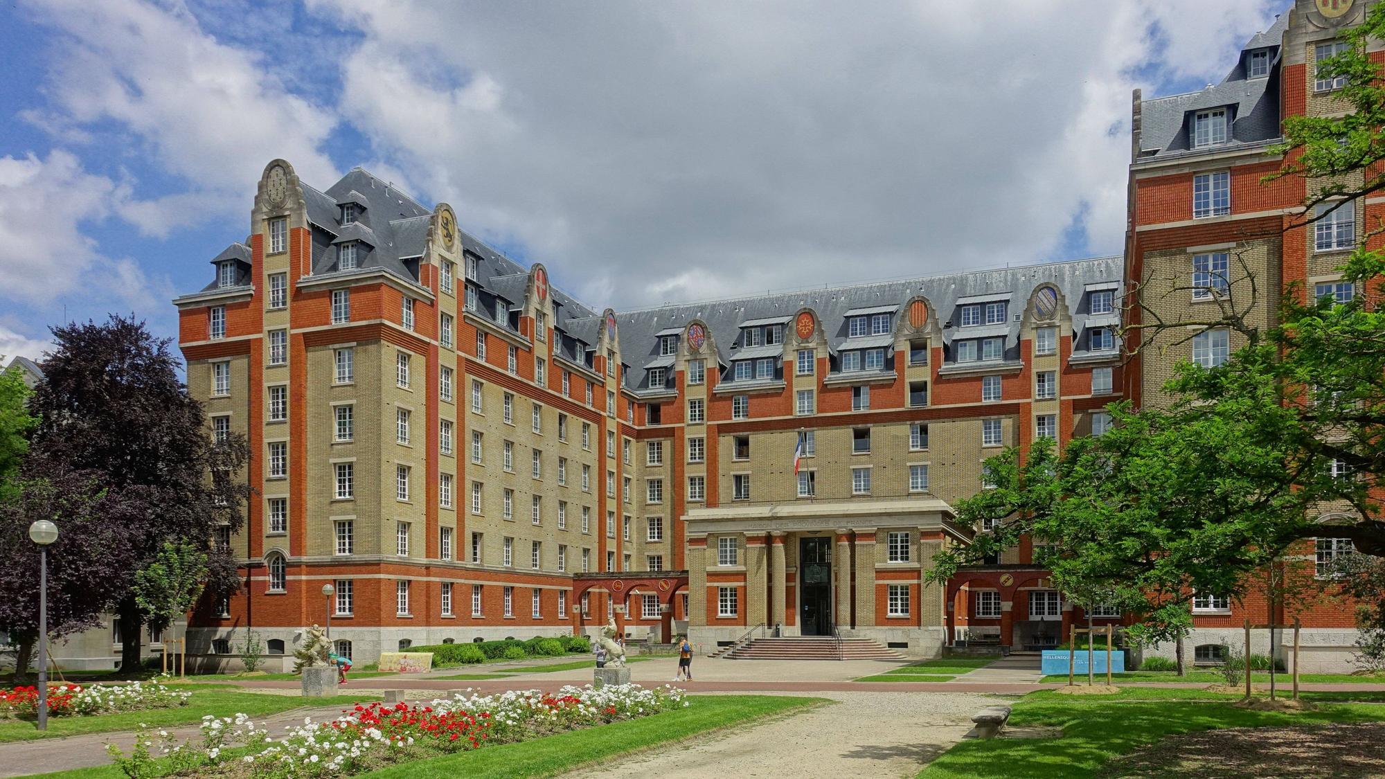 Die Cité Internationale Universitaire de Paris ist eine 1925 gegründete, im 14. Arrondissement von Paris gelegene internationale Studentensiedlung. Sie beherbergt jährlich etwa 10.000 Studenten.