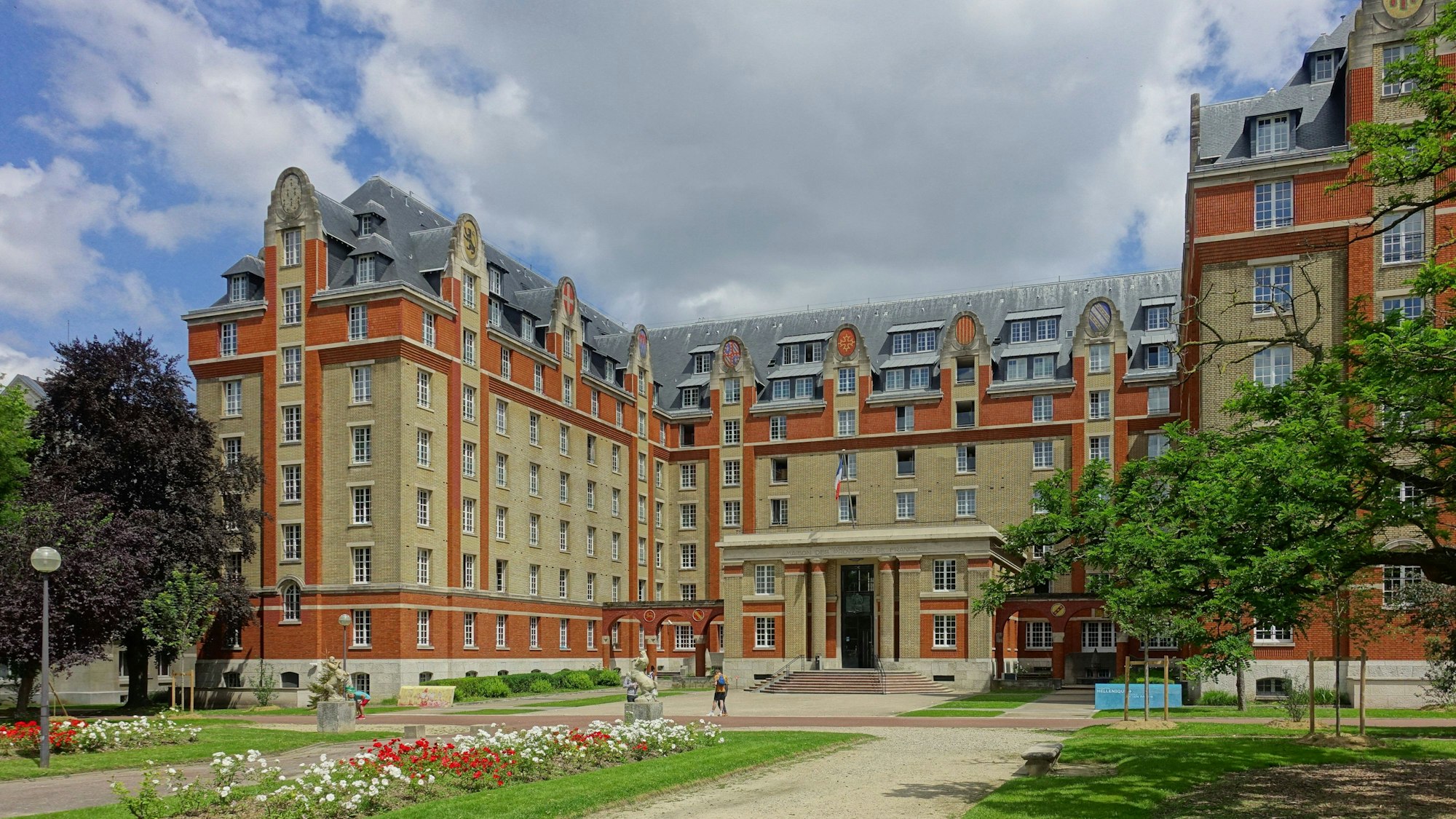 Die Cité Internationale Universitaire de Paris ist eine 1925 gegründete, im 14. Arrondissement von Paris gelegene internationale Studentensiedlung. Sie beherbergt jährlich etwa 10.000 Studenten.