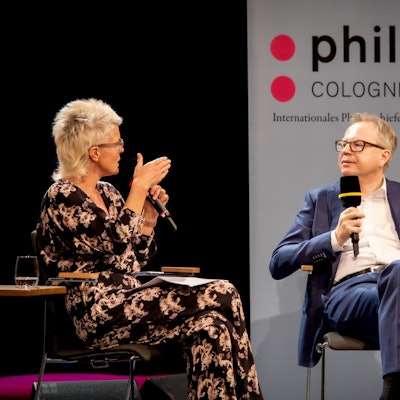 Svenja Flaßpöhler und Andreas Reckwitz unterhalten sich auf der Bühne des Klaus-von-Bismarck-Saals im WDR-Funkhaus.