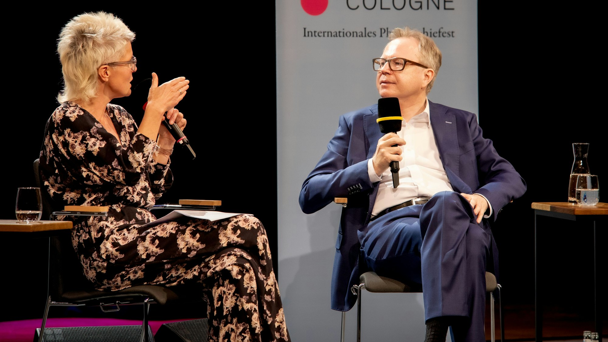 Svenja Flaßpöhler und Andreas Reckwitz unterhalten sich auf der Bühne des Klaus-von-Bismarck-Saals im WDR-Funkhaus.
