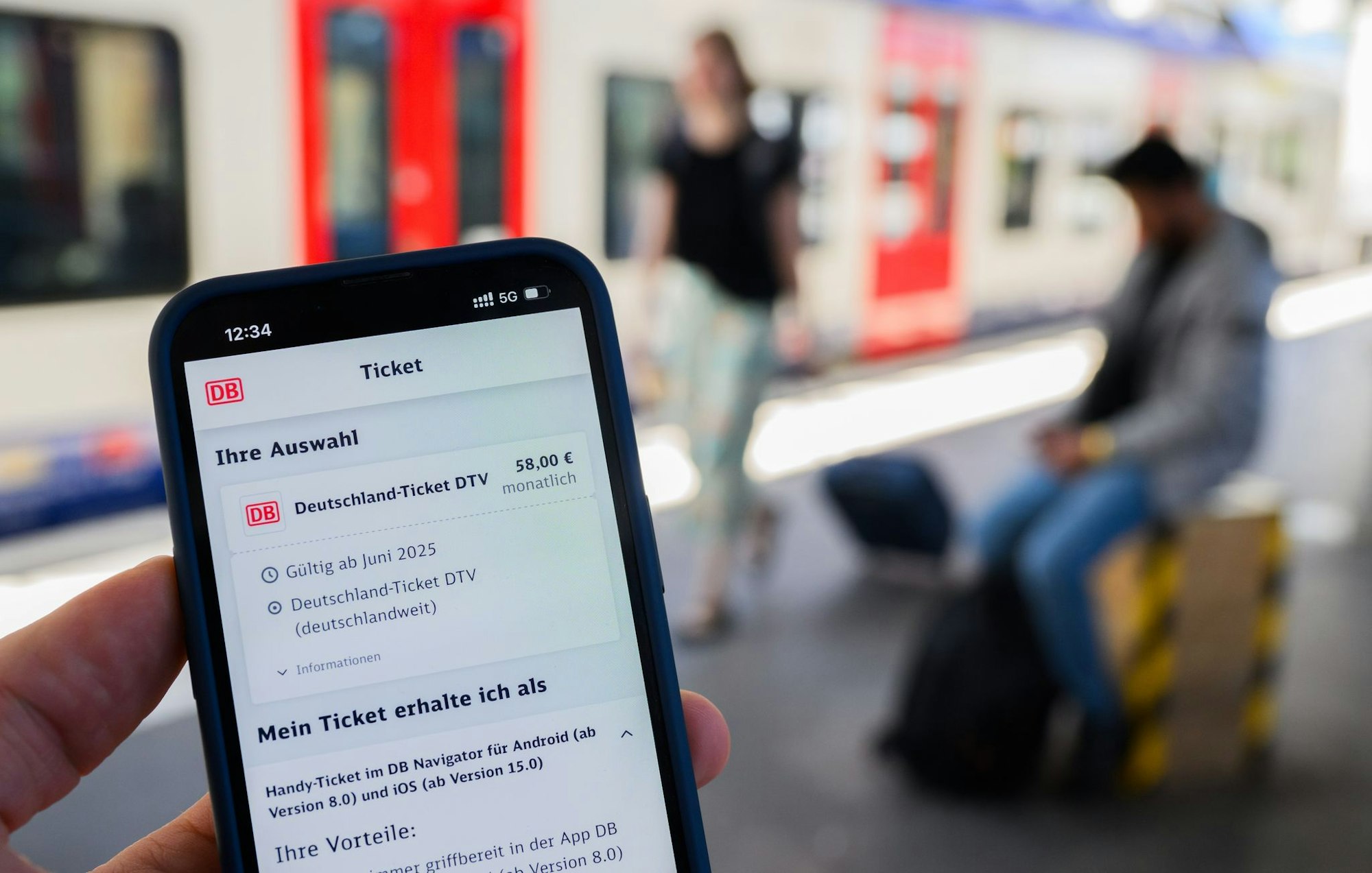 Nutzerinnen und Nutzer müssen sich ab 2029 auf einen deutlich höheren Preis beim Deutschlandticket einstellen. (Symbolbild)