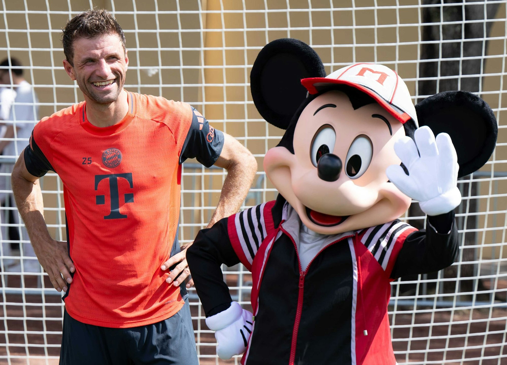 Thomas Müller in Orlando mit Micky Maus.