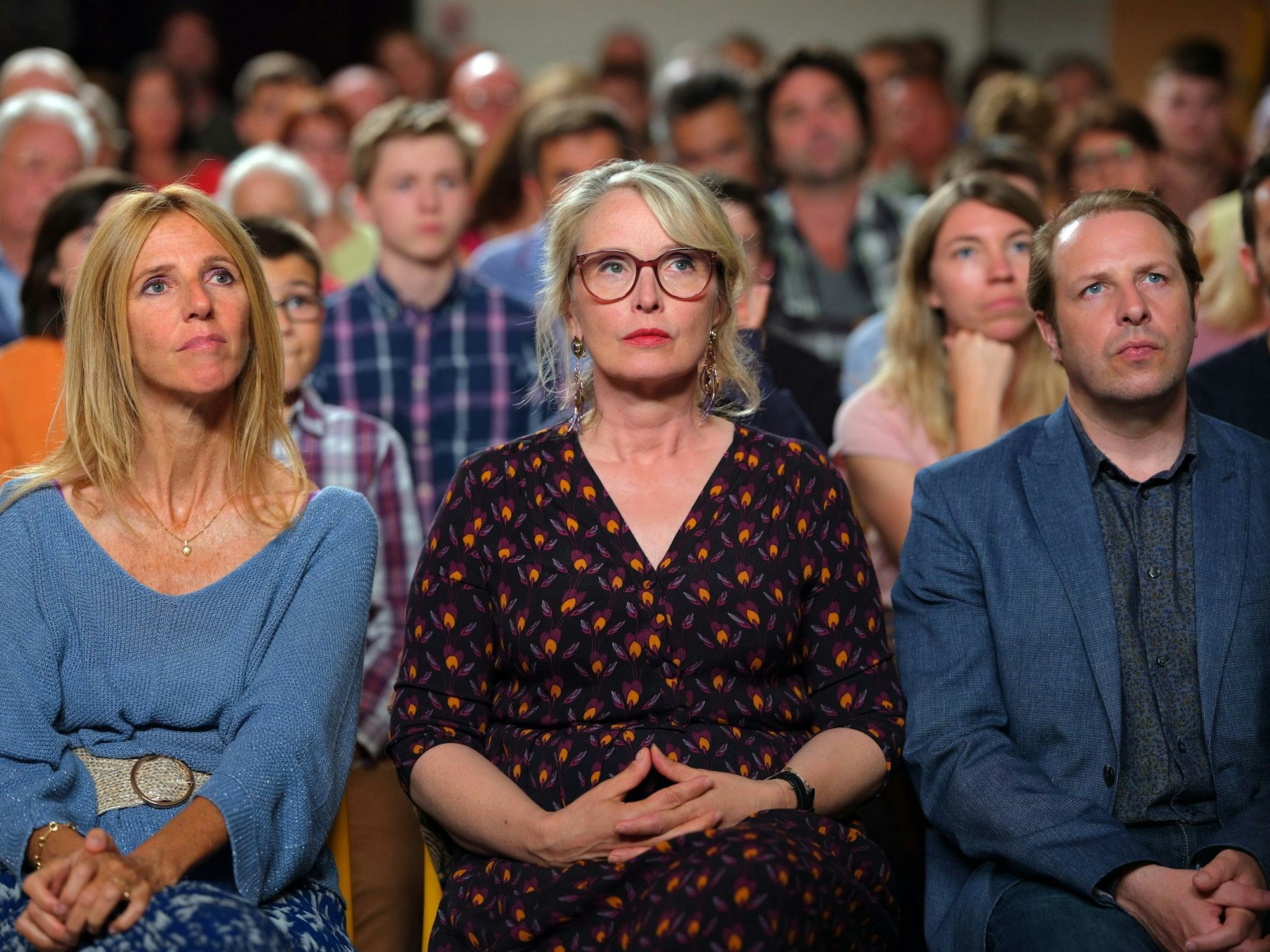 Sandrine Kiberlain (l-r) als Anne Poudoulec, Julie Delpy als Joelle Lesourd und Jean-Charles Clochet als Sebastien Lejeune in einer Szene des Films «Die Barbaren - Willkommen in der Bretagne» (undatierte Filmszene).