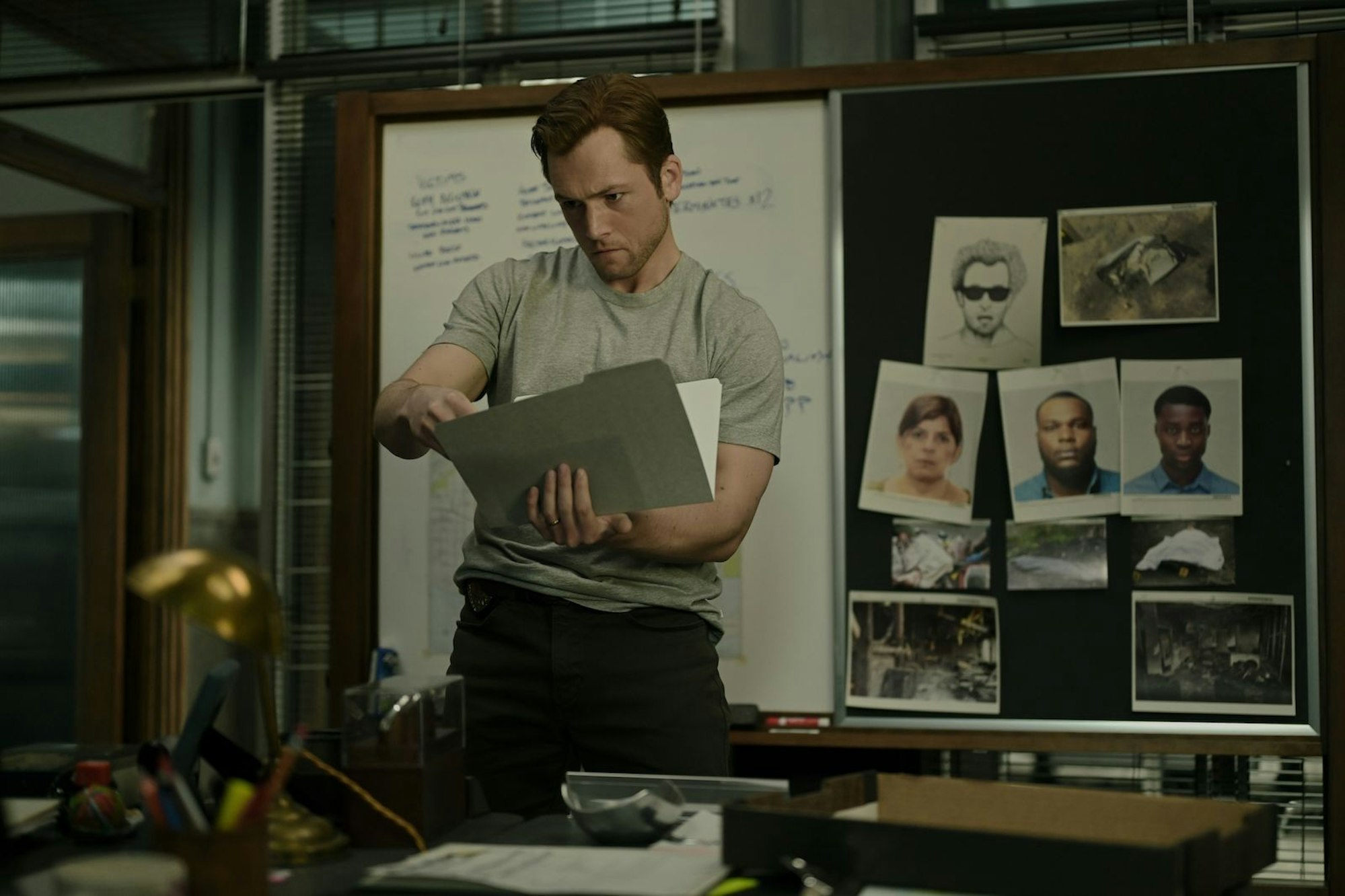 Brandermittler Dave Gudsen (Taron Egerton) hat in „Smoke“ alles im Griff - zumindest glaubt er das selber. (Bild: © Apple TV+ / Robert Falconer)