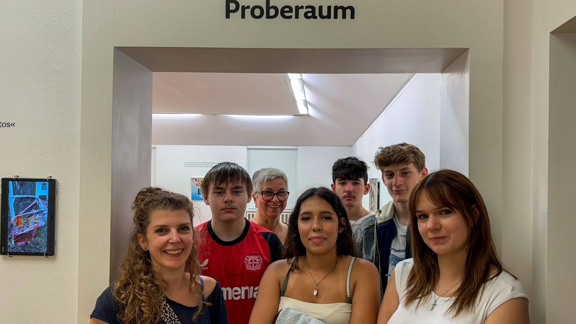 Schülerinnen und Schüler stehen in einem Museumsraum.