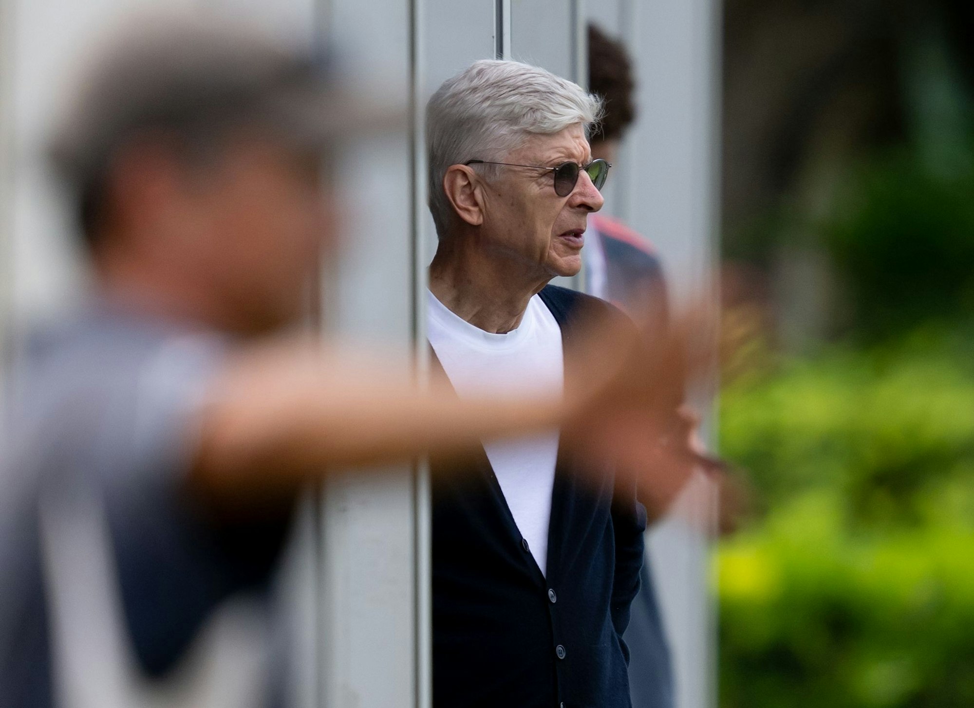 Arsène Wenger schaut beim Bayern-Training in Orlando zu.
