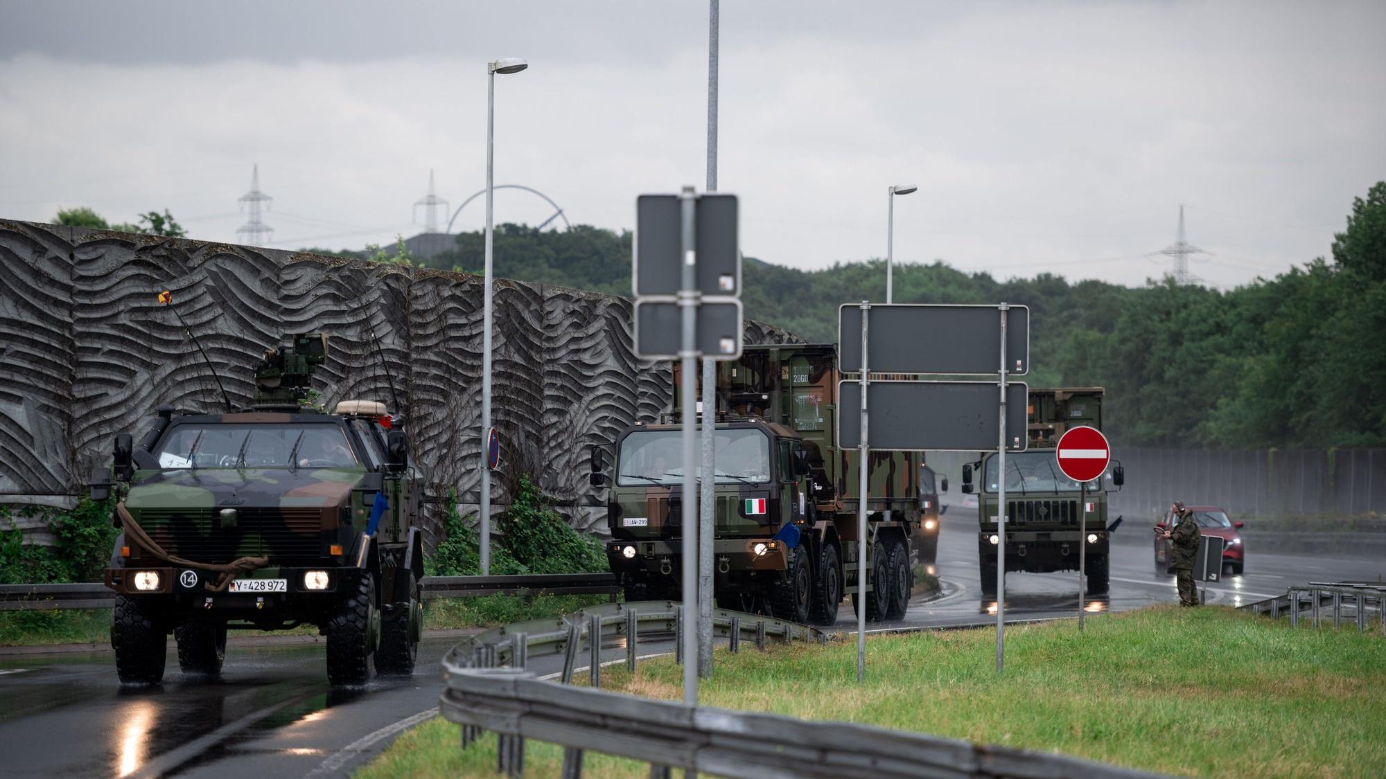 Eine Kolonne von Militärfahrzeugen fährt auf den Rastplatz Resser Mark in Recklinghausen.