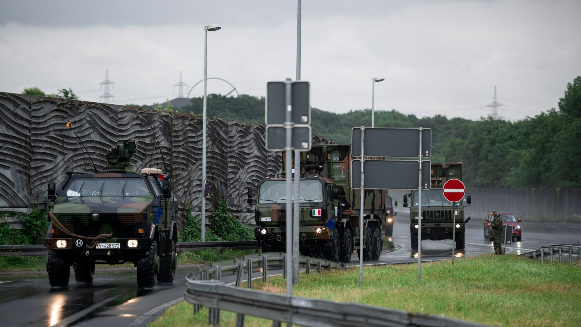 Eine Kolonne von Militärfahrzeugen fährt auf den Rastplatz Resser Mark in Recklinghausen.
