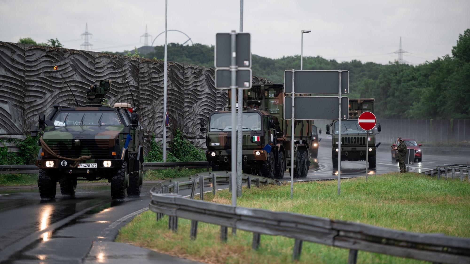 Militärfahrzeuge einer Kolonne an der Autobahn 2 in NRW.