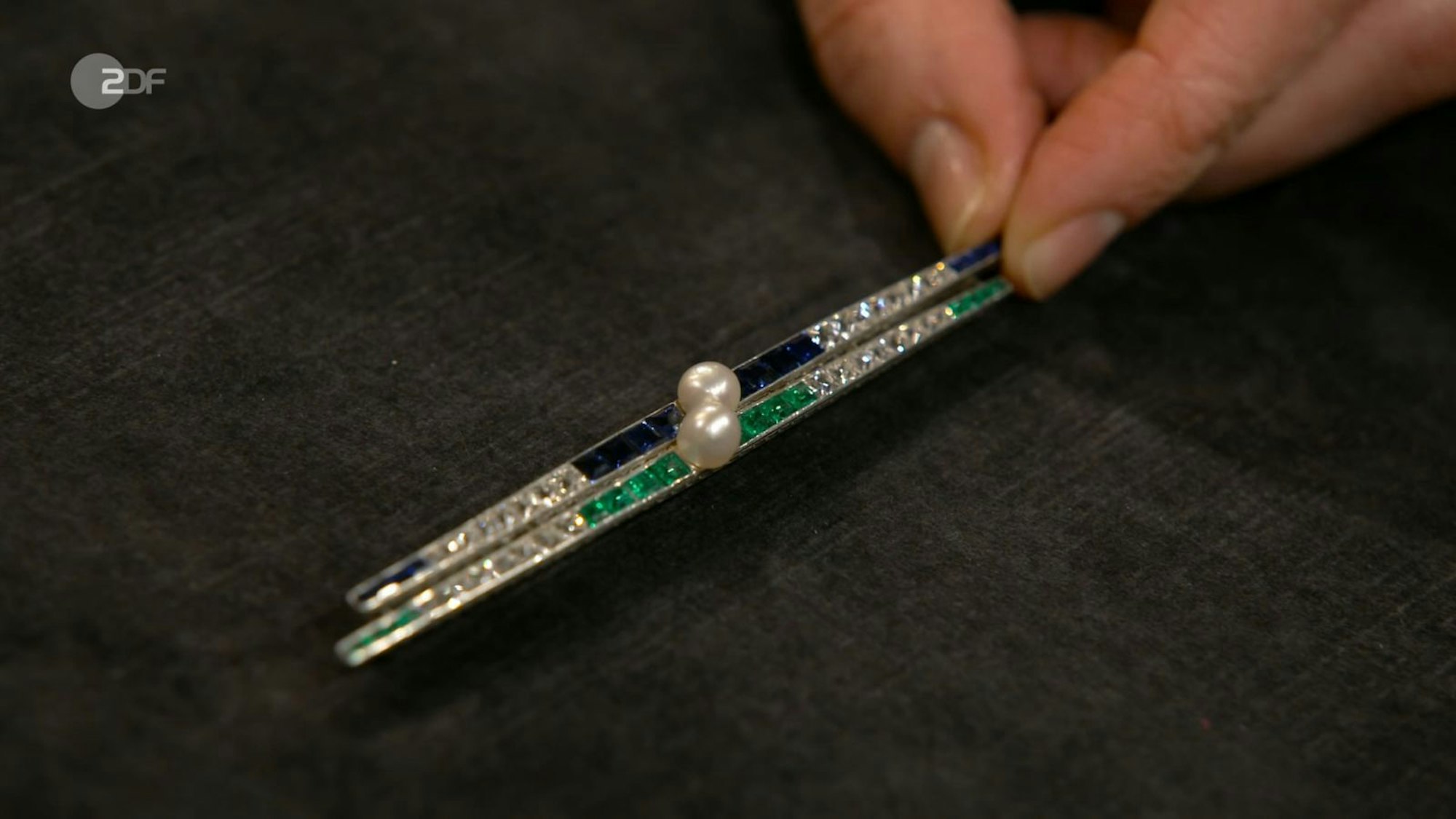 Eine Stabbrosche aus Platin mit Diamanten, Saphiren, Smaragden und Blisterperlen brachte mit 3.000 Euro am Ende sogar den sechsfachen Wunschpreis! (Bild: ZDF)