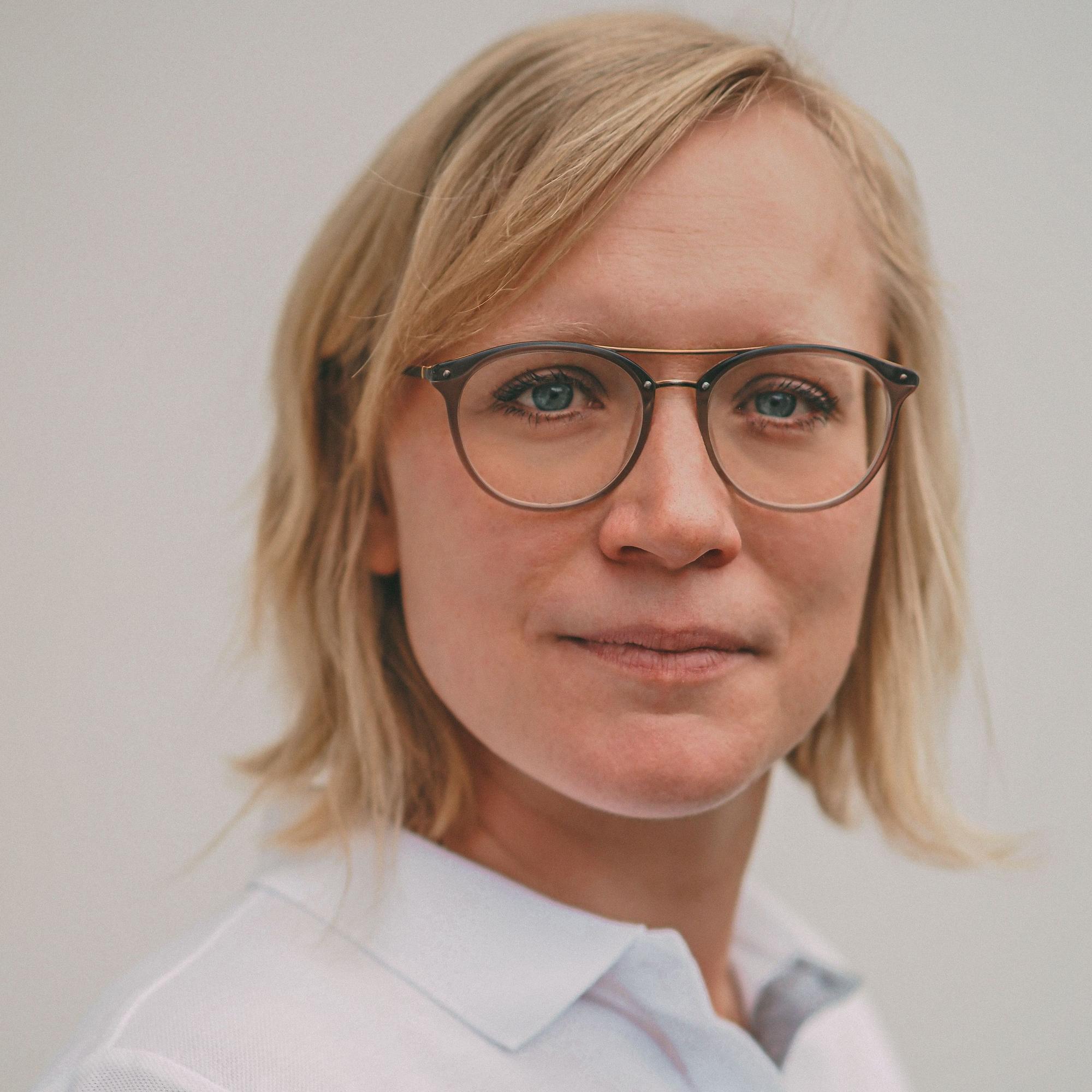 Dr. Mirjam Antz ist im Porträt zu sehen.