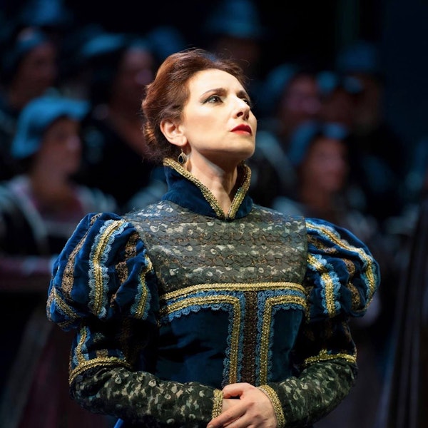 Eine Sängerin im Renaissance-Kostüm.