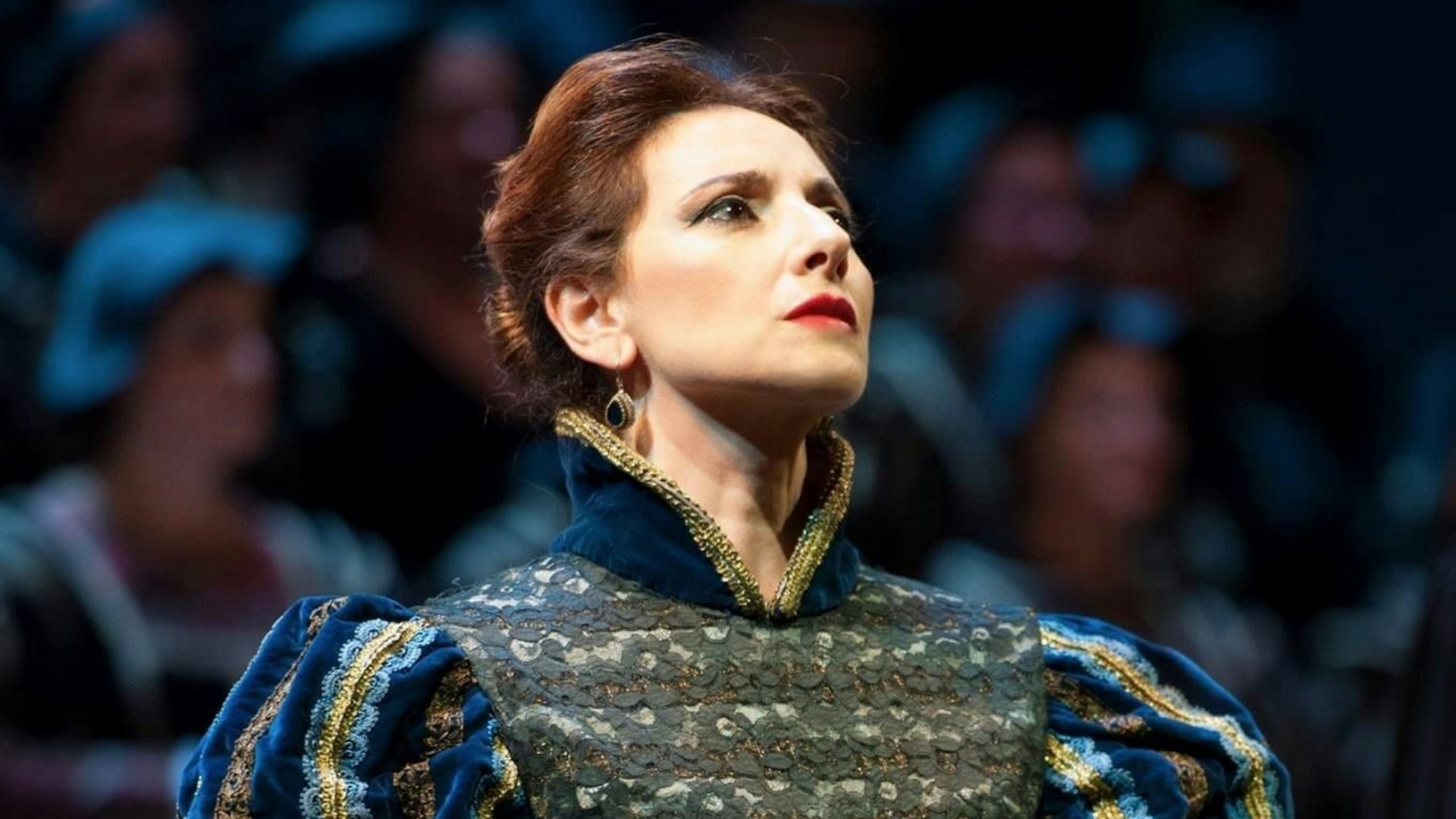 Eine Sängerin im Renaissance-Kostüm.