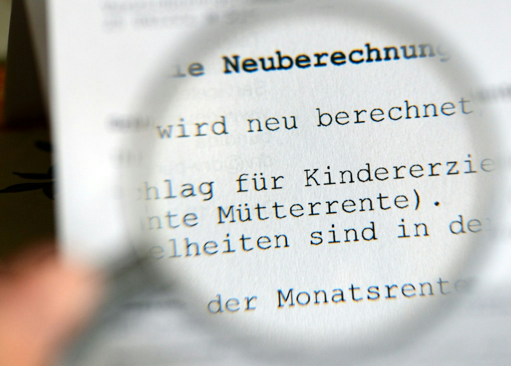 Bis die ausgeweitete Mütterrente ausgezahlt wird, dauert es noch.