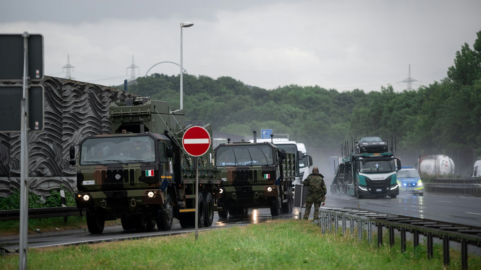 Eine Kolonne von Militärfahrzeugen auf der A2 in Recklinghausen.
