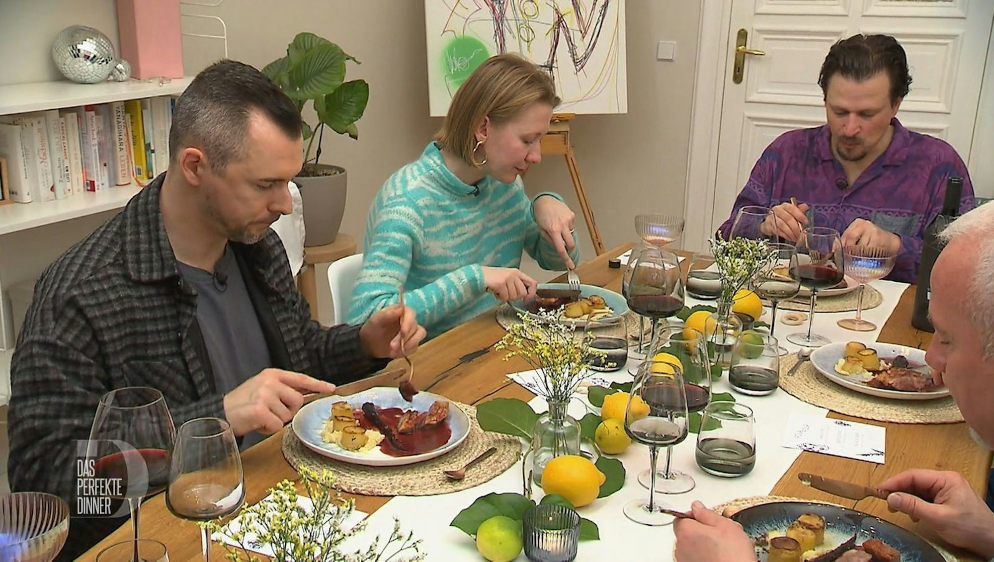 Andächtig genießen Theresa, Benni (links) und Heiko Matos (rechts) Hauptgang: Entenbrust mit Portwein-Brombeersoße, Pommes Fondantes und Pastinakenpüree. (Bild: RTL)