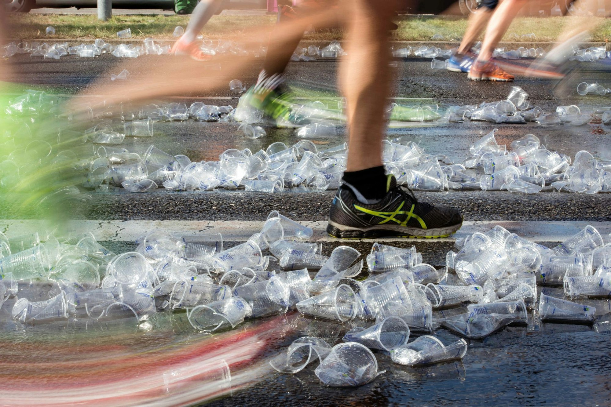 Nicht wegrennen: Auch beim Entsorgen von Bechern, Verpackungen und Equipment sollten Sportler konsequent dranbleiben.
