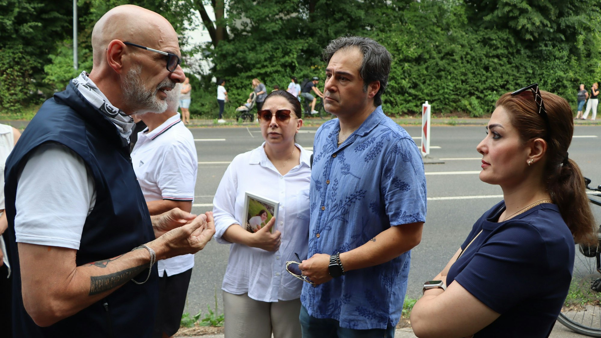 Axel Fell, Vorsitzender des ADFC Rhein-Erft (l.), im Gespräch mit den Eltern der kleinen Avin und einer Dolmetscherin.