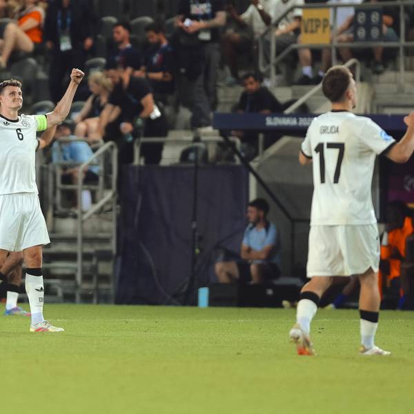 25.06.2025, Slowakei, Kosice: Fußball, U21 Männer: EM, Frankreich - Deutschland, Finalrunde, Halbfinale, Deutschlands Eric Martel (l) und Deutschlands Brajan Gruda feiern den Treffer von Deutschlands Gruda zum 0:3. Foto: Robert Nemeti/dpa +++ dpa-Bildfunk +++