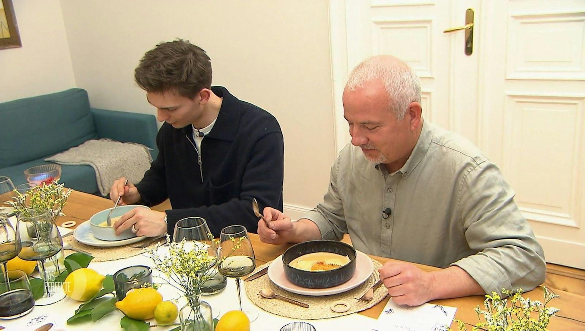 Heiko (rechts) und Freddy genießen Ravioli mit Hummerfüllung und Bisque-Schaum. (Bild: RTL)