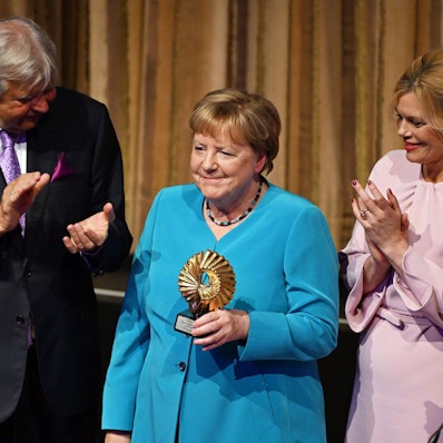 Angela Merkel (CDU), Bundeskanzlerin a.D., wird im Kurhaus bei der vierten Media Control Book Night von Media Control mit dem Gold Award für ihr Buch „Freiheit“ ausgezeichnet.