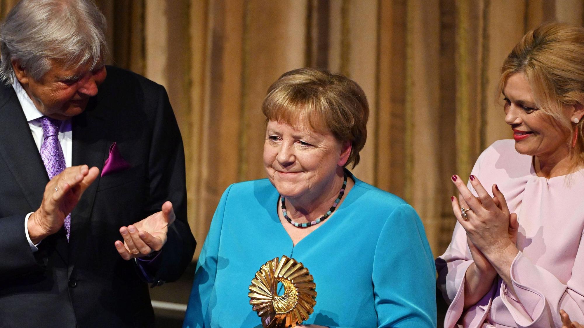 Angela Merkel (CDU), Bundeskanzlerin a.D., wird im Kurhaus bei der vierten Media Control Book Night von Media Control mit dem Gold Award für ihr Buch „Freiheit“ ausgezeichnet.