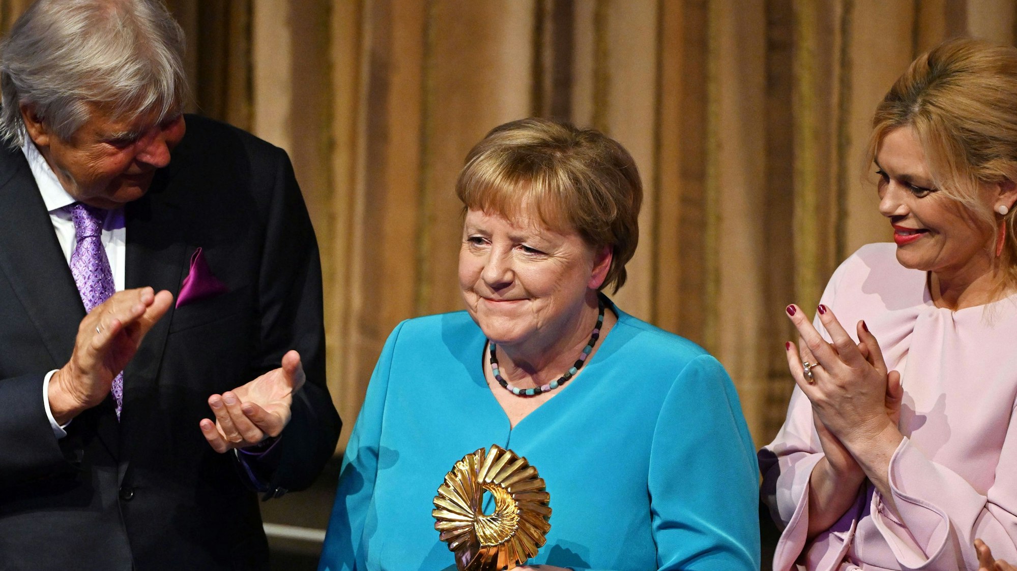Angela Merkel (CDU), Bundeskanzlerin a.D., wird im Kurhaus bei der vierten Media Control Book Night von Media Control mit dem Gold Award für ihr Buch „Freiheit“ ausgezeichnet.