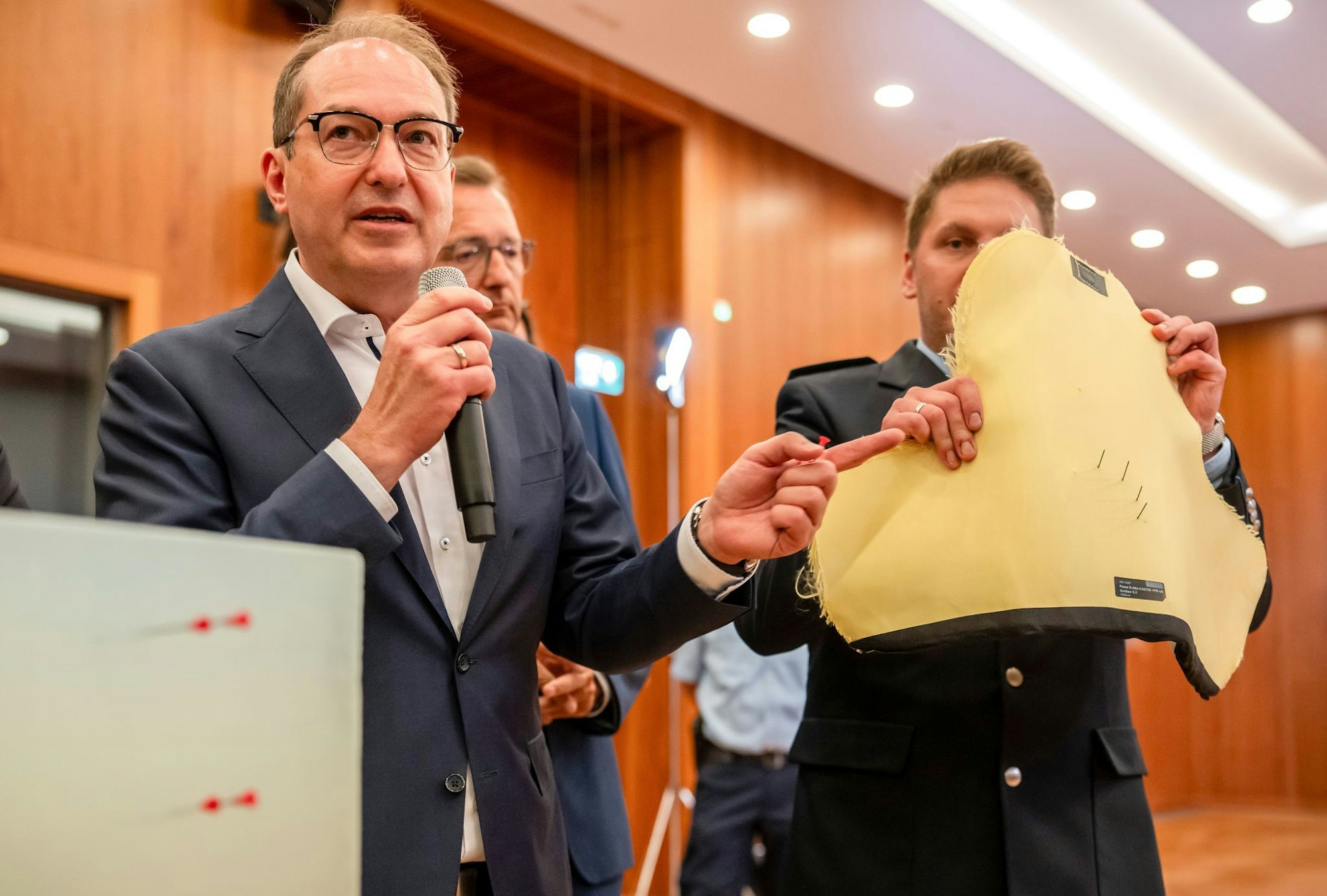 Die Nadeln können auch die Schutzwesten von Sicherheitskräften durchschlagen.